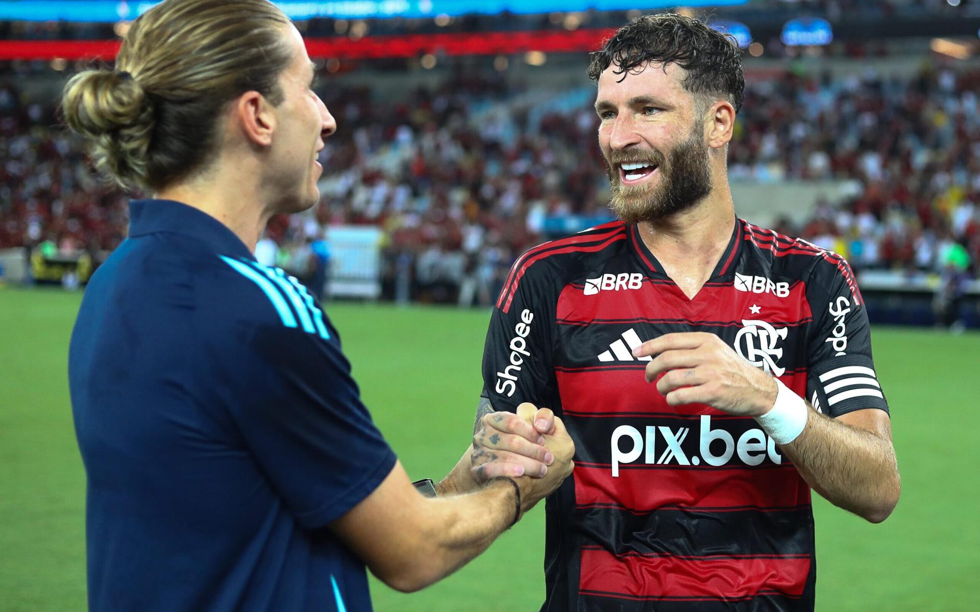 Filipe-Luis-cumprimenta-Leo-Pereira-apos-vitoria-do-Flamengo-sobre-o-Vasco-scaled-aspect-ratio-512-320