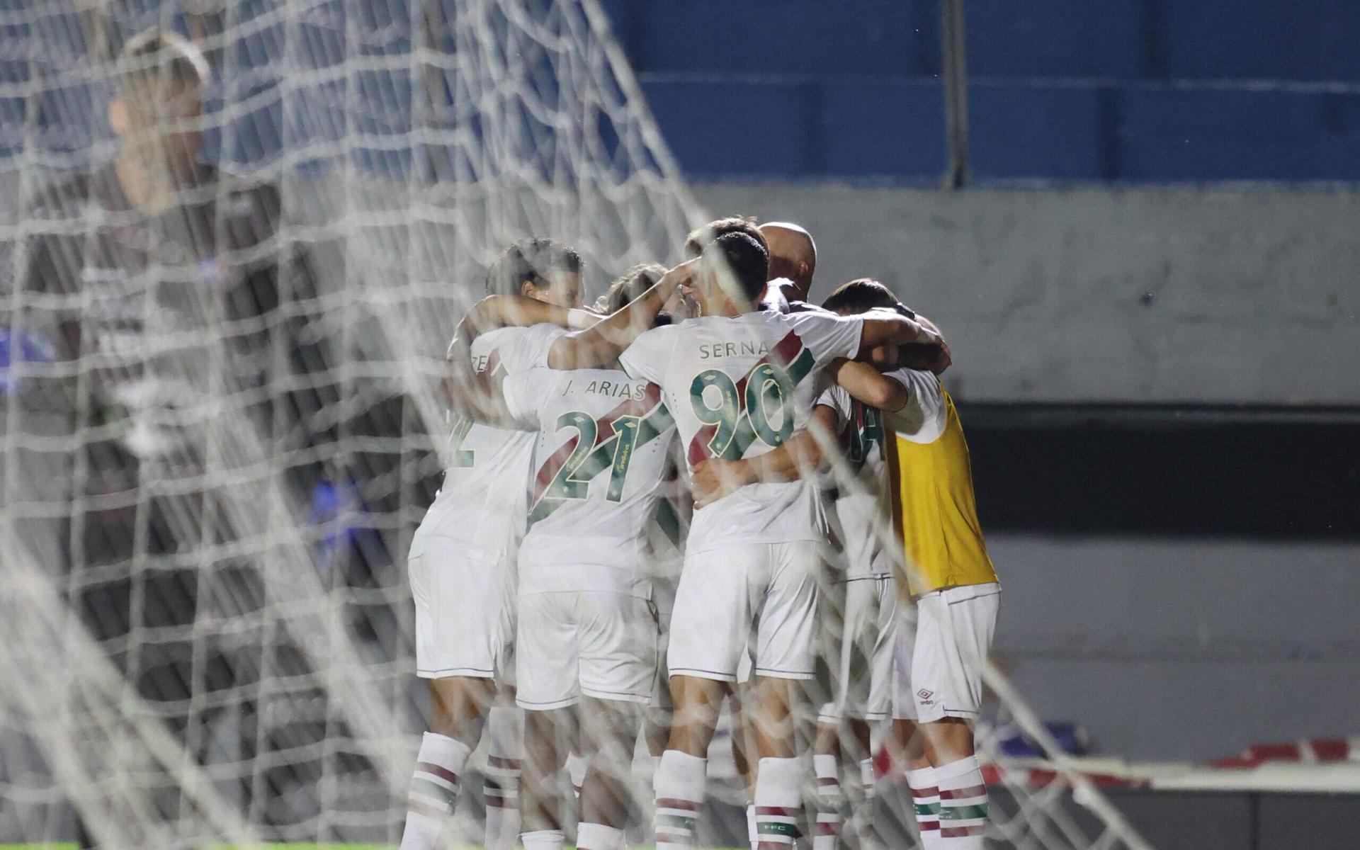 Jogadores-do-Fluminense-se-abracam-apos-gol-de-Cano-sobre-o-Caxias-pela-Copa-do-Brasil-scaled-aspect-ratio-512-320