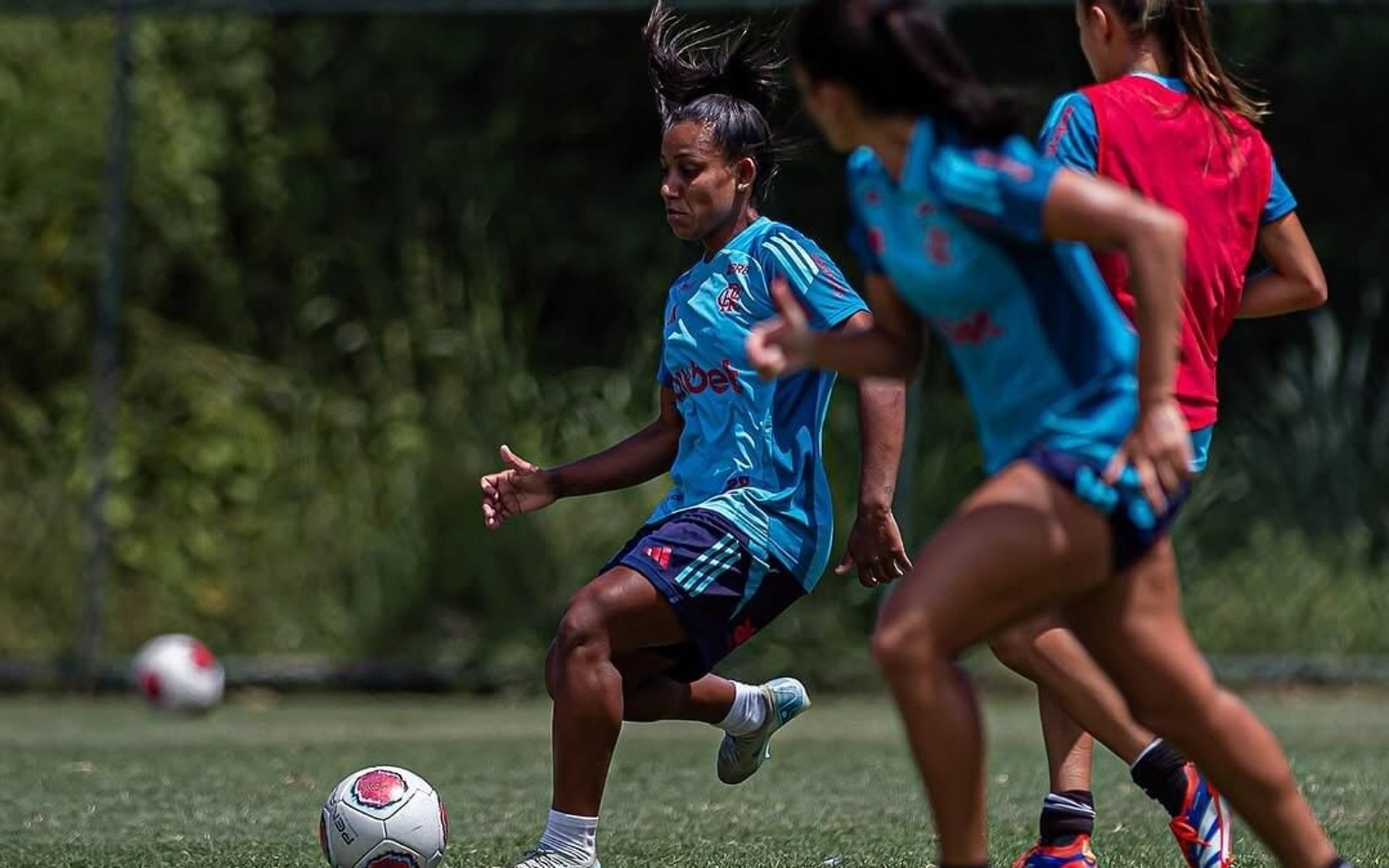 Ju-Ferreira-em-acao-no-treino-de-pre-temporada-do-Flamengo-aspect-ratio-512-320