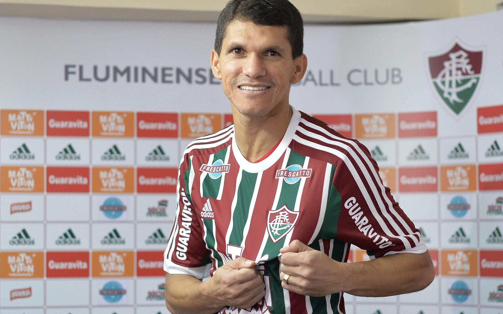 Magno-Alves-exibe-escudo-do-Fluminense-em-sua-segunda-passagem-pelo-clube-carioca-scaled-aspect-ratio-512-320