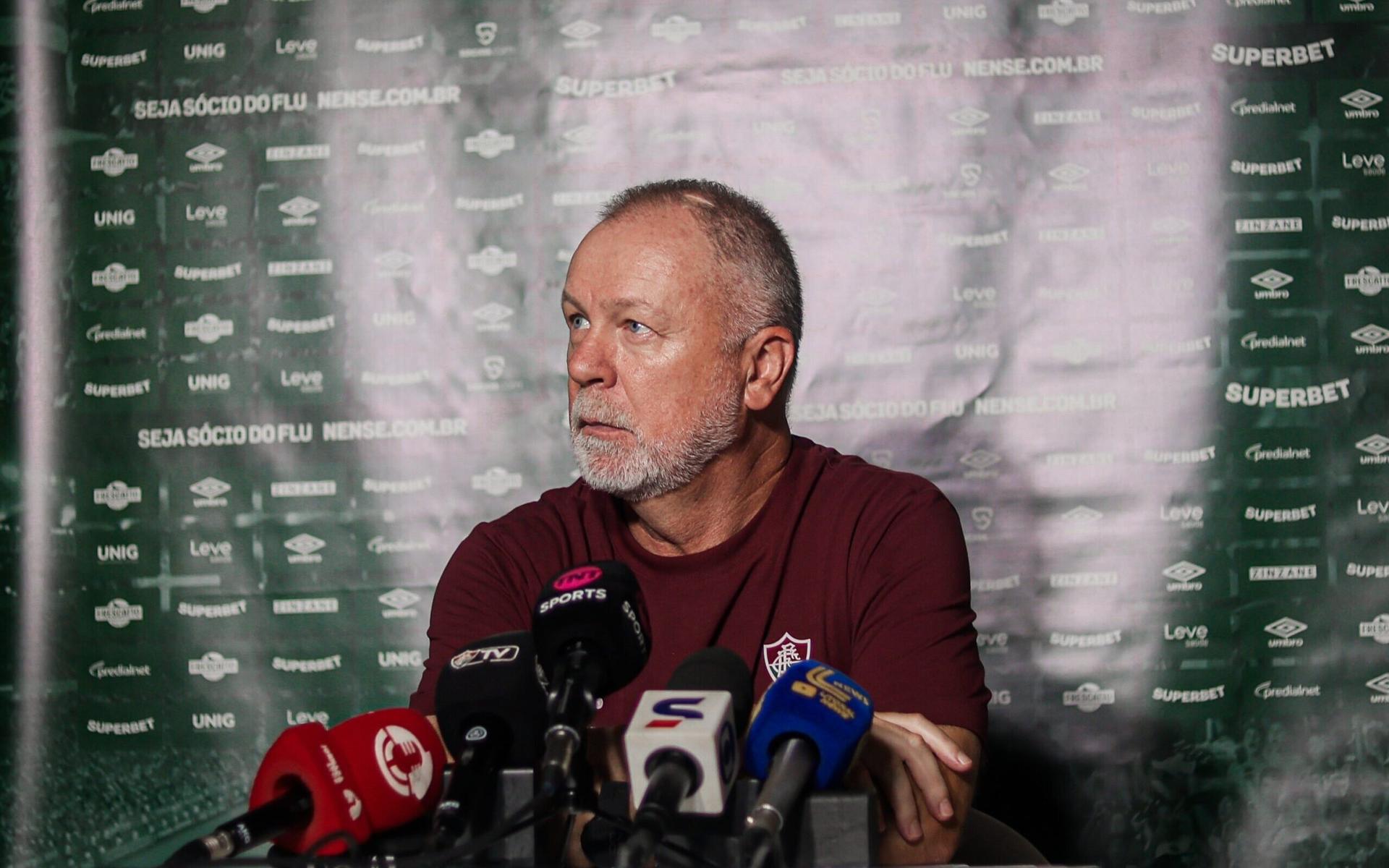 Mano-Menezes-em-coletiva-apos-classificacao-do-Fluminense-para-final-do-Campeonato-Carioca-scaled-aspect-ratio-512-320