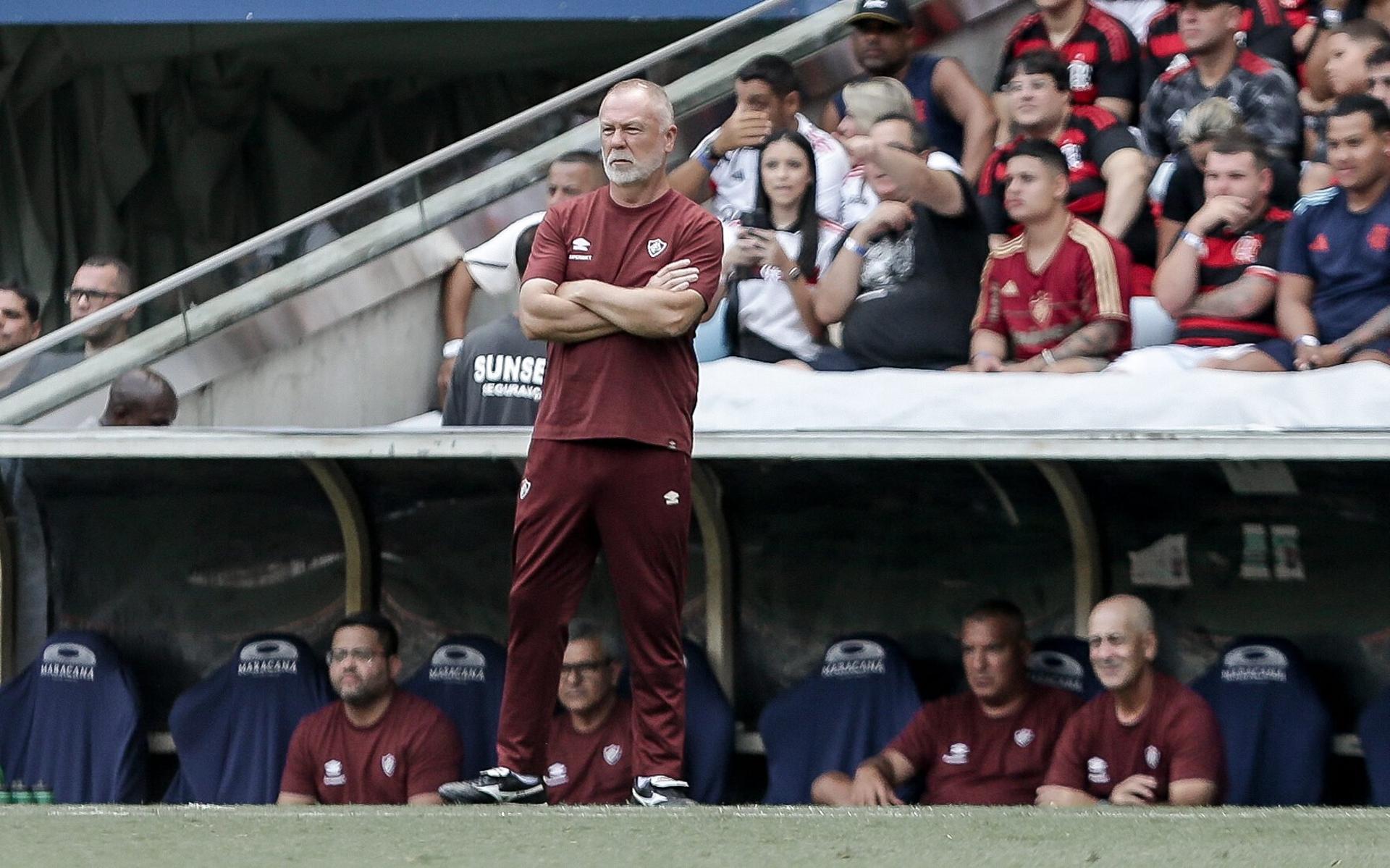 Mano-Menezes-observa-o-Fluminense-durante-final-do-Campeonato-Carioca-contra-o-Flamengo-aspect-ratio-512-320