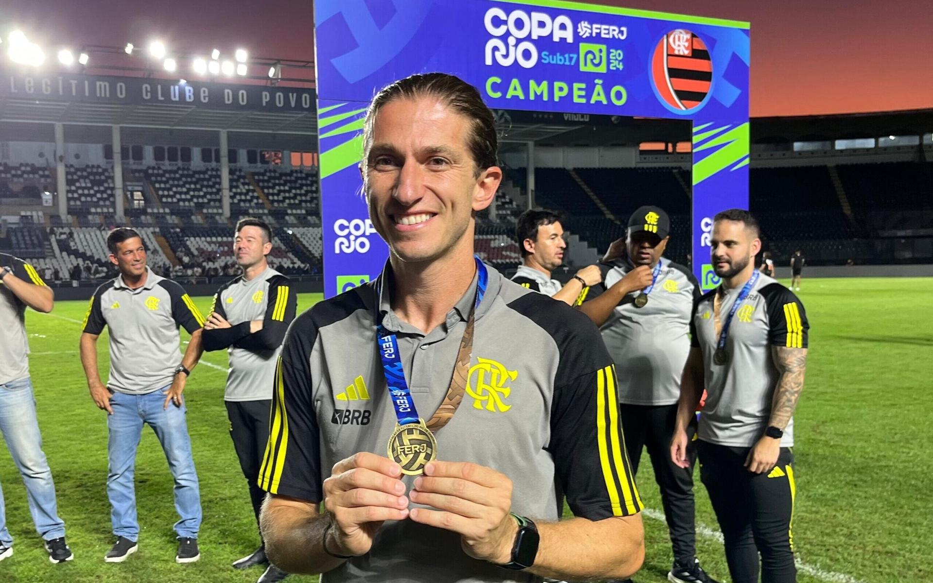 filipe-luis-com-a-medalha-de-campeao-da-copa-rio-sub-17-pelo-flamengo-1718658706952_v2_1x1-scaled-aspect-ratio-512-320