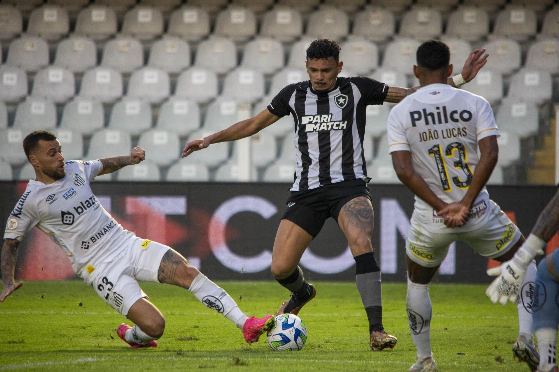Lucas Lima dando carrinho em Tiquinho Soares. O resultado final da partida foi o empate em 2 a 2 entre Santos e Botafogo