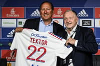 John Textor posa ao lado do presidente do clube francês, Jean-Michel