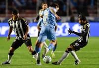 Alan Franco e Alexsander x Ignacio Gariglio em Bolívar x Atlético-MG (Foto: Jorge Bernal / AFP)