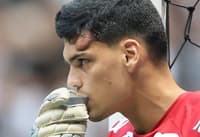 Gabriel Brazão deixou o gramado de ambulância durante o duelo entre o Santos e o Atlético-MG. (Foto: Gilson Lobo/AGIF)