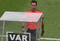 Árbitro da final da Libertadores entre Atlético-MG e Botafogo, Facundo Tello indo na direção da cabine do VAR