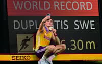 Armand Duplantis quebra recorde pela 14ª vez no Mundial de Atletismo (Foto: Reprodução/Andrej ISAKOVIC / AFP)
