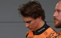 Oscar Piastri, líder do campeonato, bate no GP do Azerbaijão de F1 (Foto: Anton Vaganov / POOL / AFP)
