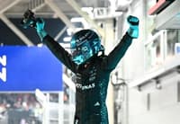 Russell comemora a vitória no GP de Singapura (Foto: MOHD RASFAN / AFP)