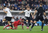 Leandro Barreiro x Aleksandar Pavlovic e Joshua Kimmich no jogo entre Alemanha e Luxemburgo, pelas Eliminatórias (Foto: Daniel Roland / AFP)