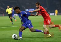 Kingsley Coman disputa bola com Abdulakh Khaibulaev em França x Azerbaijão pelas Eliminatórias (Foto: Franck Fife / AFP)