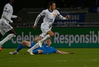 Saevar Atli Magnusson disputa bola com Florian Thauvin em Islândia x França (Foto: Halldor Kolbeins / AFP)