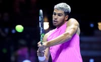 Carlos Alcaraz enfrenta Taylor Fritz no Six Kings Slam (Foto: Fayez Nureldine / AFP)