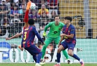 Witsel marca de bicicleta para o Girona contra o Barcelona (Foto: Josep LAGO / AFP)