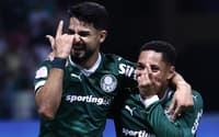 Flaco López e Vitor Roque, atacantes do Palmeiras, comemoram gol marcado