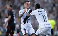 Coutinho e Andrés Gómez celebram gol do Vasco (Foto: Jorge Rodrigues/AGIF)