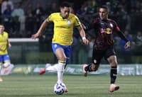 Vitor Roque disputa bola com Gabriel em Palmeiras x Bragantino (Foto: Marcello Zambrana/AGIF)