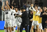 Jogadores do Santos são aplaudidos pela torcida após vitória no clássico contra o Corinthians. (Foto: Jota Erre/AGIF)