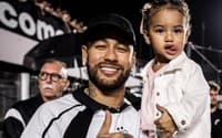 Neymar e Mavie na Vila Belmiro