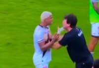 Fernando Diniz tenta evitar expulsão de Kauan Barros (Foto: Reprodução)