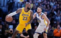 Stephen Curry e LeBron James em jogo entre Warriors e Lakers na NBA (Foto: Michael Owens / AFP)