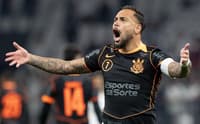 Maycon comemora seu gol no jogo do Corinthians contra o Atlético-MG pelo Brasileirão