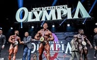 Ramon Dino com a medalha de campeão do Mr. Olympia 2025 na Classic Physique (Foto: Divulgação / Mr. Olympia)
