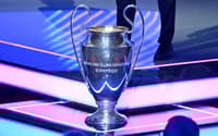 Taça da Champions League no sorteio dos confrontos pela Uefa