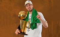 Tiago Splitter comemorando vitória na NBA (Foto: AFP)