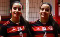 Manuela e Milena Alvarenga na sede do Flamengo no Rio de Janeiro (Foto: Reprodução/Instagram)