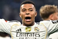 Mbappé comemora seu gol no jogo do Real Madrid contra o Osasuna