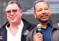 Marcelo Teixeira ao lado do pai de Neymar, no CT Rei Pelé. (Foto: Mauricio De Souza/Agif/Gazeta Press)