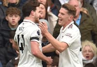 Gyokeres e Rice comemoram gol do Arsenal sobre o Burnley (Foto: PETER POWELL / AFP)