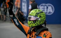 O britânico Lando Norris celebra a pole position para o GP do Brasil de Fórmula 1