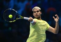 Carlos Alcaraz em duelo contra Sinner no ATP Finals (Foto: Marco BERTORELLO / AFP)