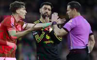 Bruno Fernandes e Yates discutem com arbitragem em Nottingham Forest x Manchester United, pela Premier League