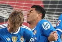 Chute na barreira do Rayo Vallecano no duelo contra o Real Madrid