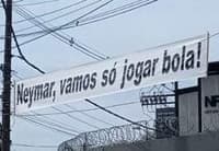 Faixa no CT Rei Pelé pede para Neymar focar em ajudar o Santos em campo. (Foto: Reprodução/ Internet)