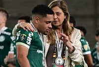 Leila Pereira, presidente do Palmeiras, consola Vitor Roque após perder título da Libertadores para o Flamengo