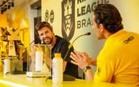 Piqué e João Adibe, CEO da Cimed, em anúncio de parceria entre Kings League e Lavitan