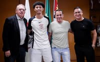 Pedro Paulo assinou novo aditivo com o Corinthians (Foto: Divulgação)