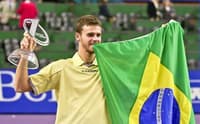 Guga Kuerten com troféu de número 1 no ano em 2000