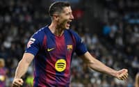 Por La Liga, Robert Lewandowski marcou três vezes na vitória do Barcelona sobre o Celta de Vigo, por 4 a 2 (Foto: Miguel RIOPA / AFP)
