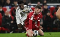 Conor Bradley marcou Vini Jr no duelo entre Liverpool e Real Madrid, pela Champions League (Foto: Paul ELLIS / AFP)