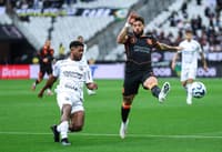 Yuri Alberto disputa bola na partida entre Corinthians e Ceará (Foto: Vitor Vidal/Agência F8/Gazeta Press)