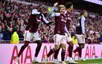 Emiliano Buendia comemora gol do Aston Villa contra o Tottenham (Foto: Ben STANSALL / AFP)