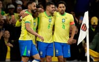 Estêvão comemora com jogadores do Brasil gol sobre Senegal (Foto: Ian Kington / AFP)