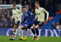 Palmer, do Chelsea, disputa a bola com Garner, do Everton (foto: Adrian Dennis / AFP)
